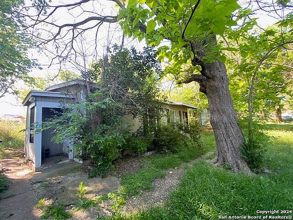 5th image of 908 Evergreen St