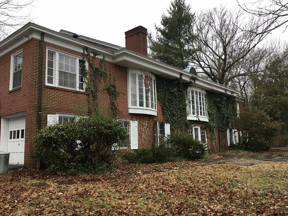 1st image of 305 Trahern Cir