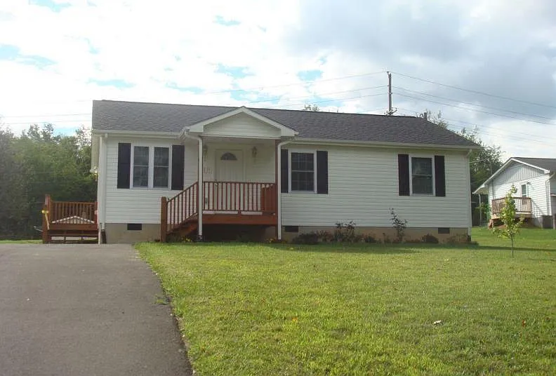 Beautiful Three Bedroom Two Full Bathroom Home Available in Radford — Photo 1