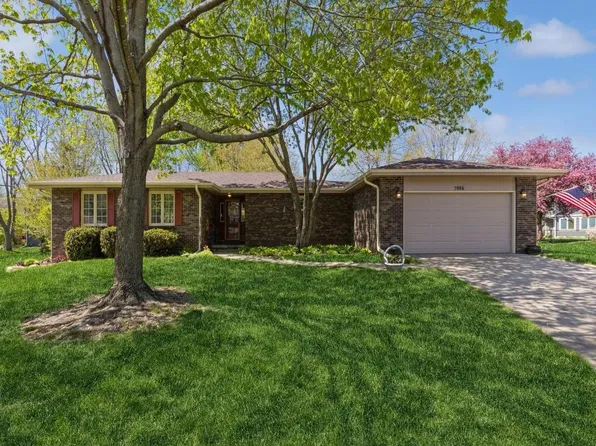 5986 Mapletree Cir, Johnston, IA 50131