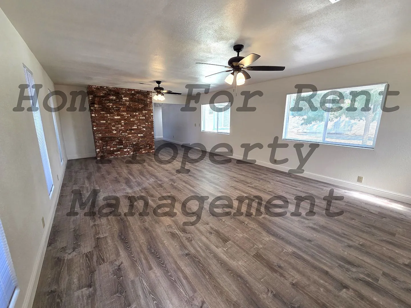 Beautiful 5 Bedroom 2 Bath Home on Cul-De-Sac — Photo 4