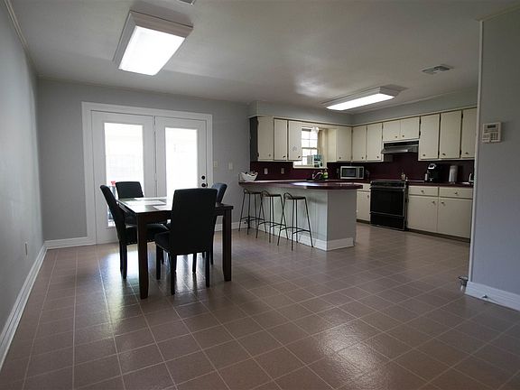 4th image of 1634 Chestnut Dr