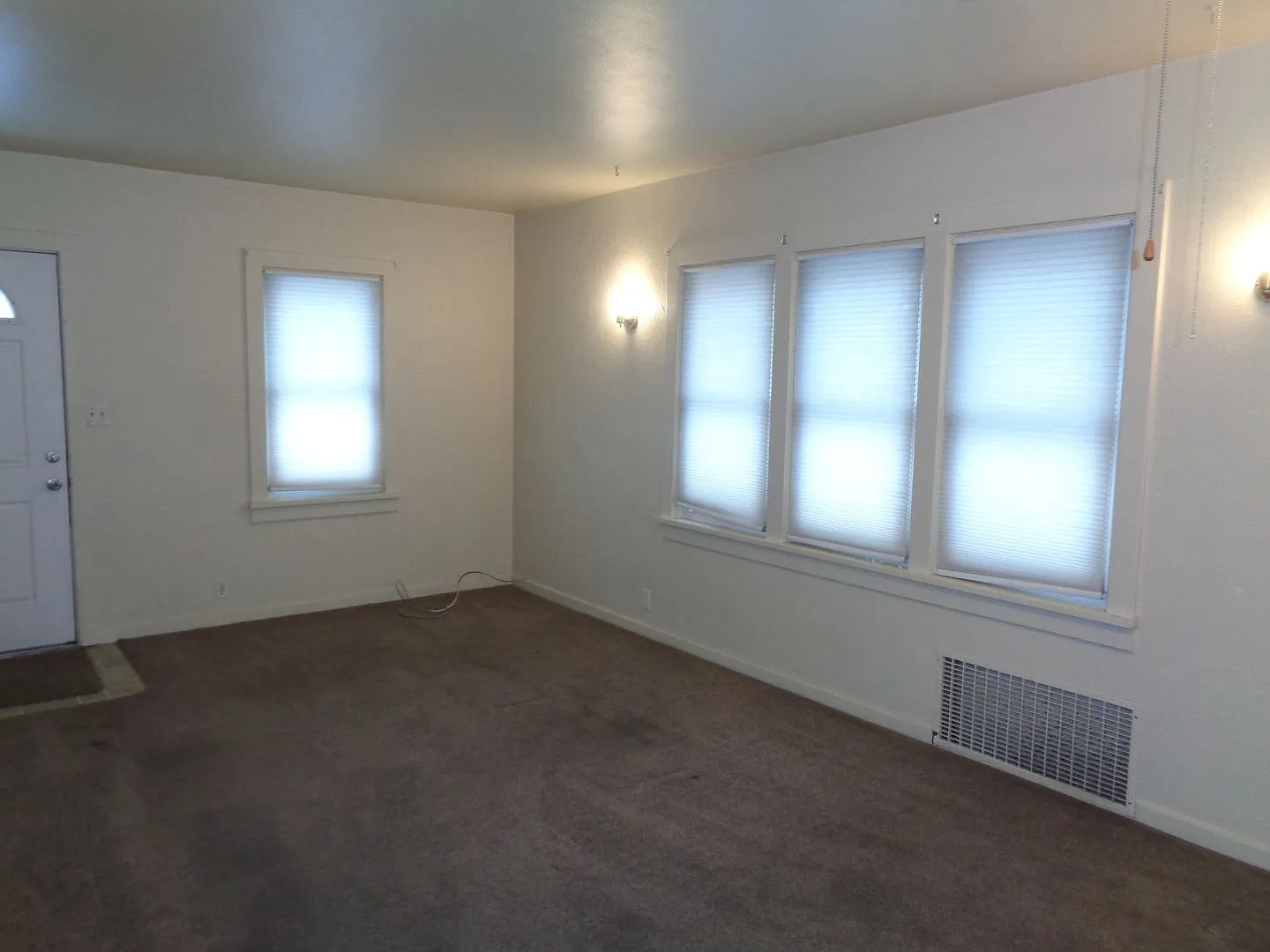 Charming 3 Bedroom Home in Historic District — Photo 4