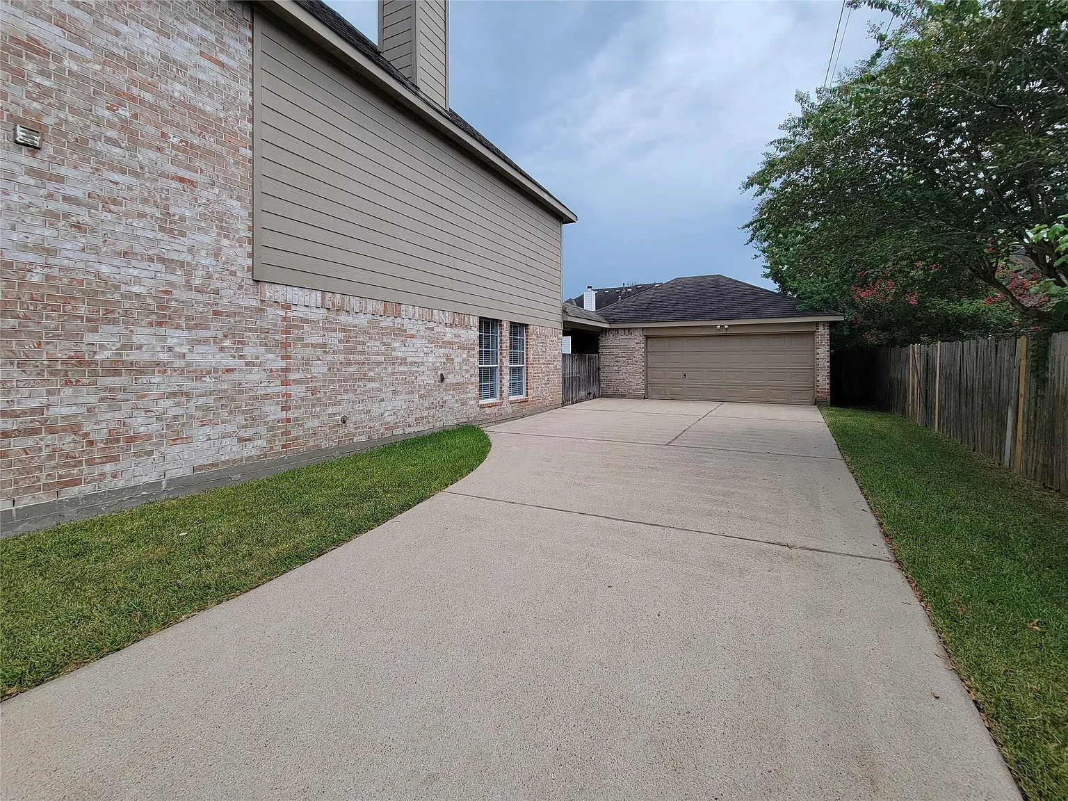 5 bed, 3.5 bath, 4322 sqft, $3,300 — Photo 2