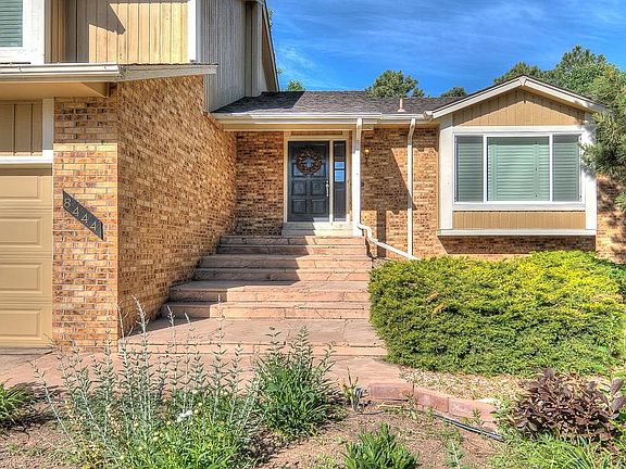 Beautiful entry with flowerbed.