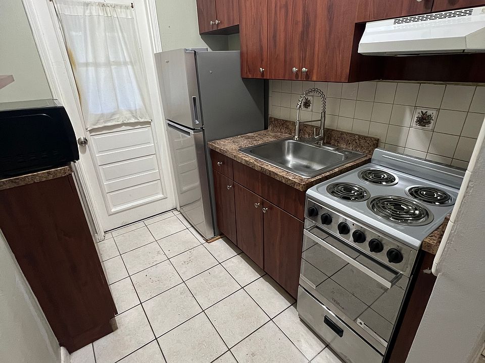 1st image of 301 SW 8th St APT 2