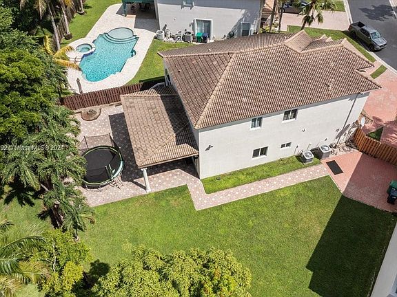 4th image of 9839 NW 32nd St