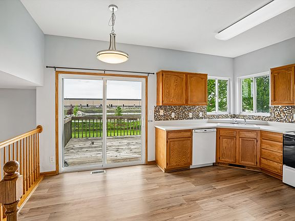 4th image of 505 SE Crabapple Dr