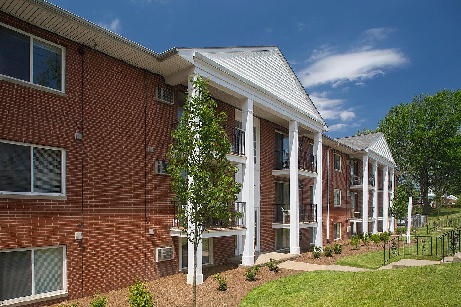 St Charles Court Apartments — Photo 2