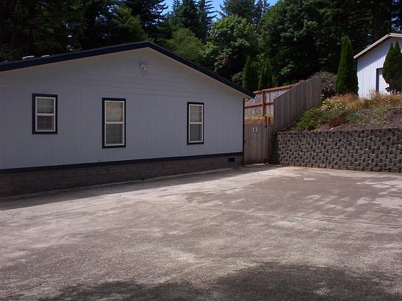 2nd image of 121 NW Skyline Dr