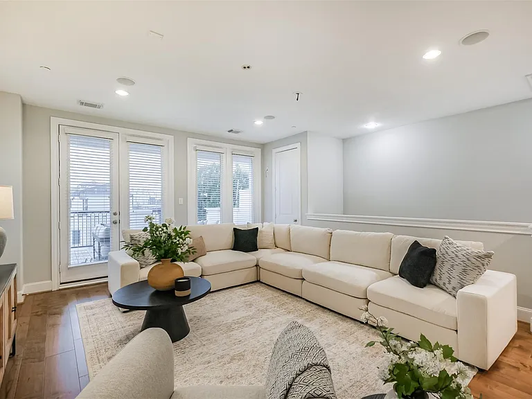 3907 Austin St — Photo 1