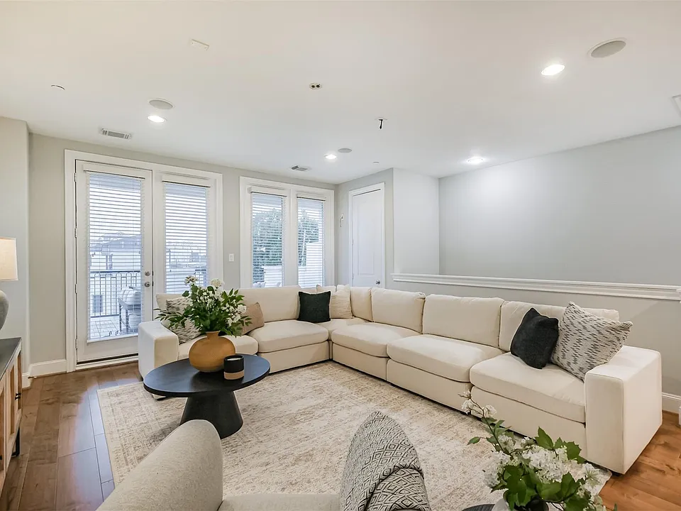 3907 Austin St