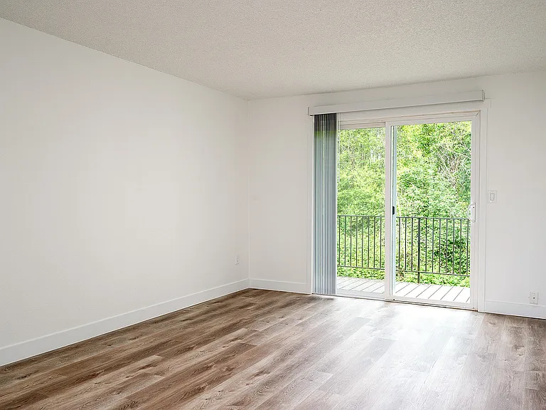 Westwood Green Apartments — Photo 38