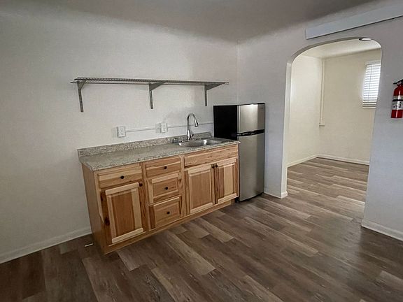3rd image of 808 22nd St #24