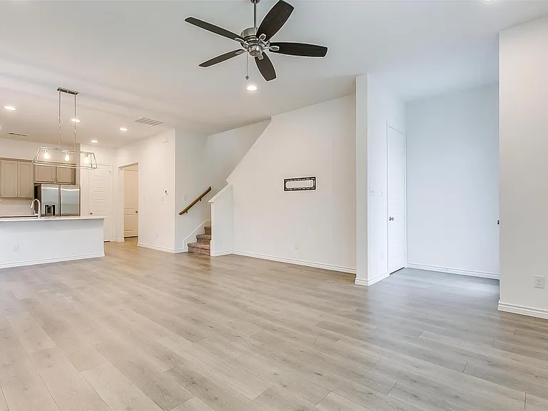 205 Athenia Dr — Photo 4