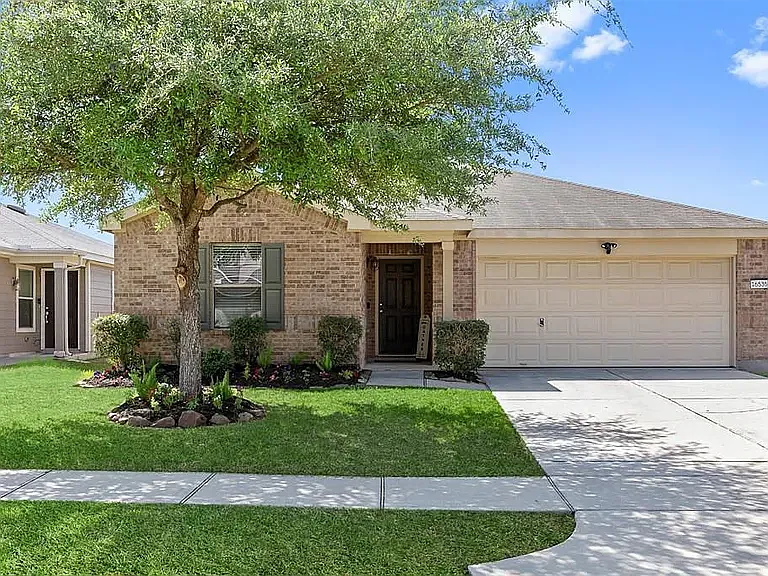 16535 Burnell Oaks Ln — Photo 2