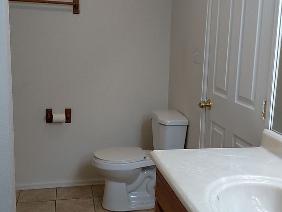 4th image of 10 Pineridge Ct