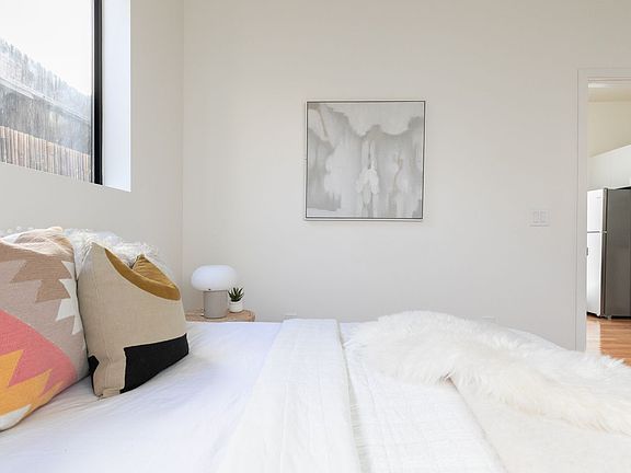5th image of 121 N Berendo St #123-1/4