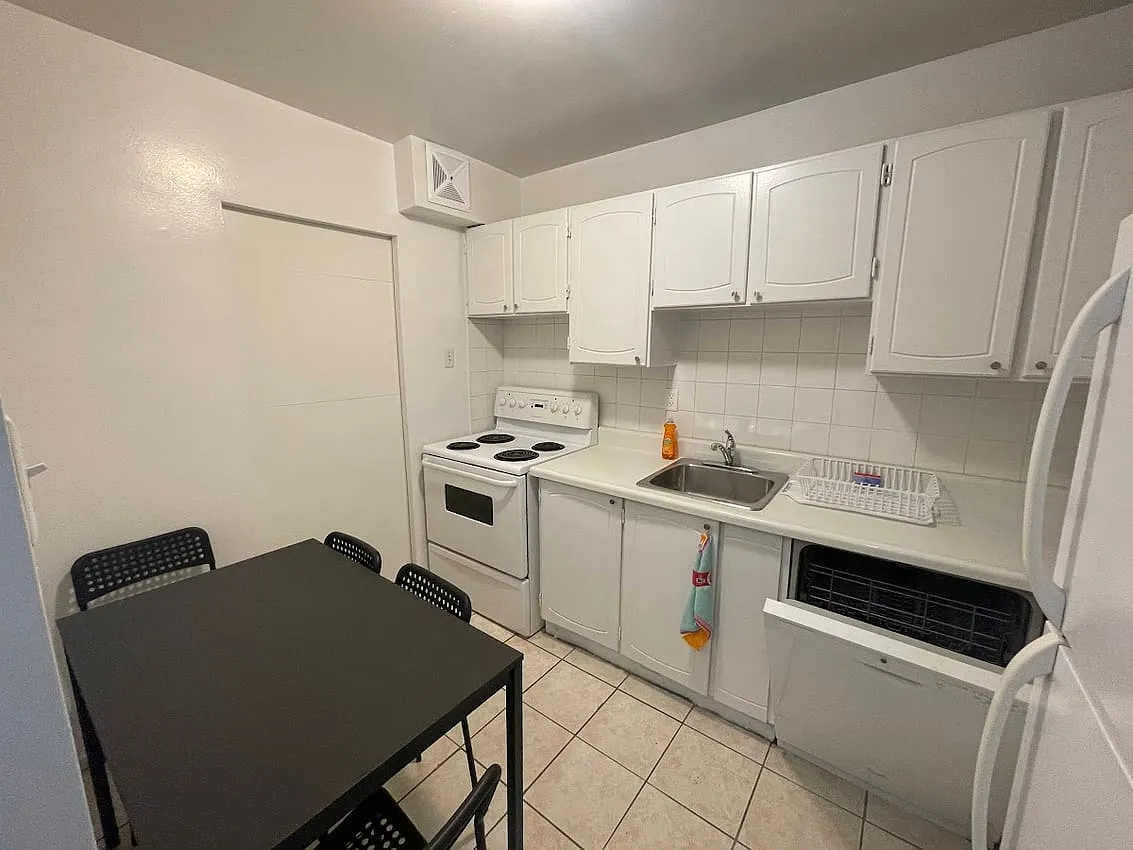 Flex Room - Carlton St & Homewood Ave — Photo 3