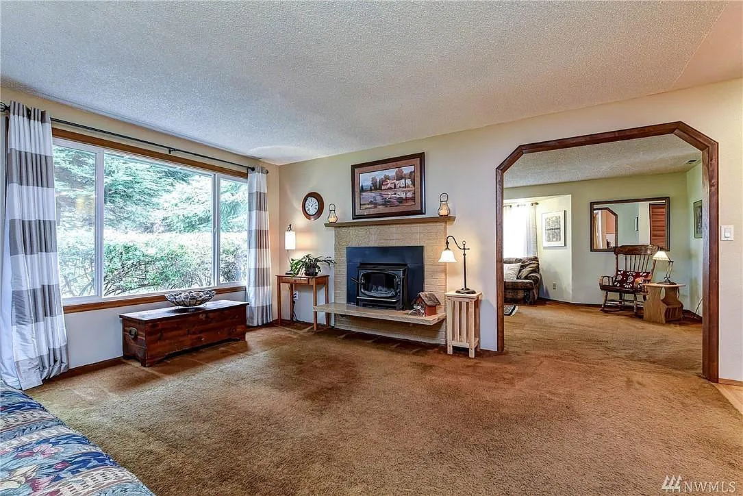 4 bed, 2.5 bath, 1950 sqft, $4,195 — Photo 2