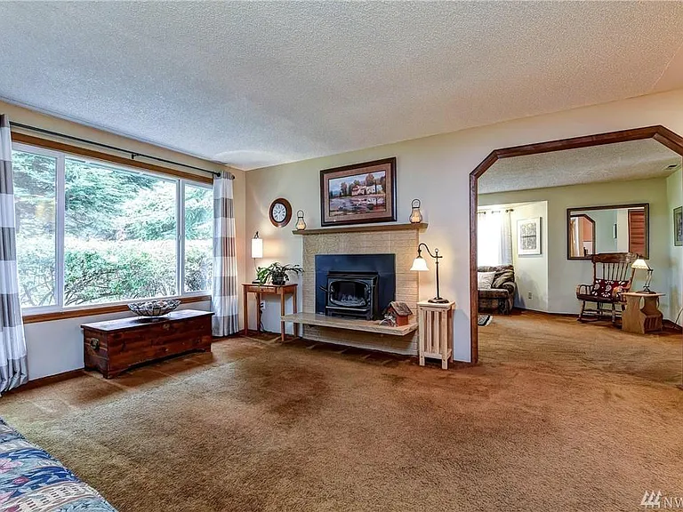 Front room and sitting room. (Front rm carpet has since been replaced with new)