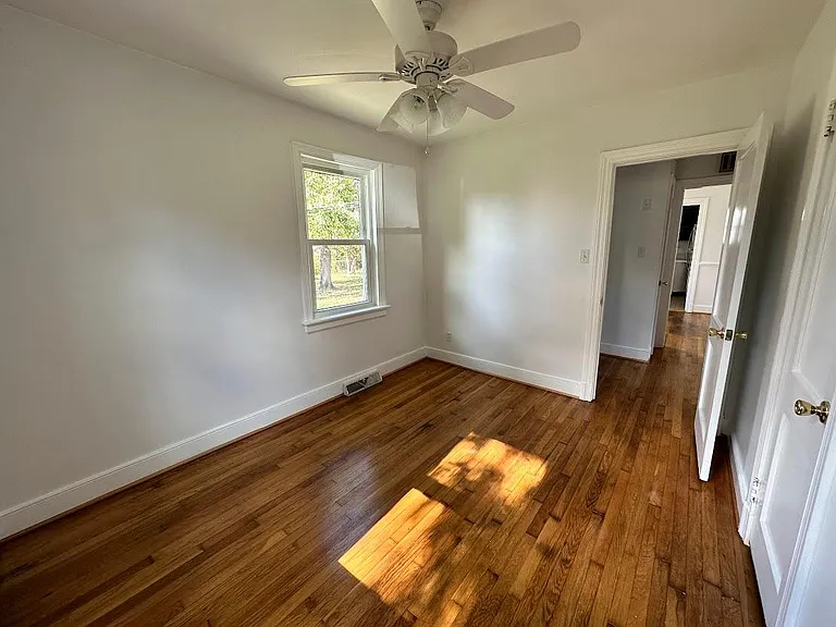 900 Byswick Ln — Photo 11