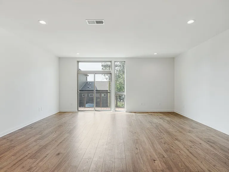 3060 Edwin Cir — Photo 20