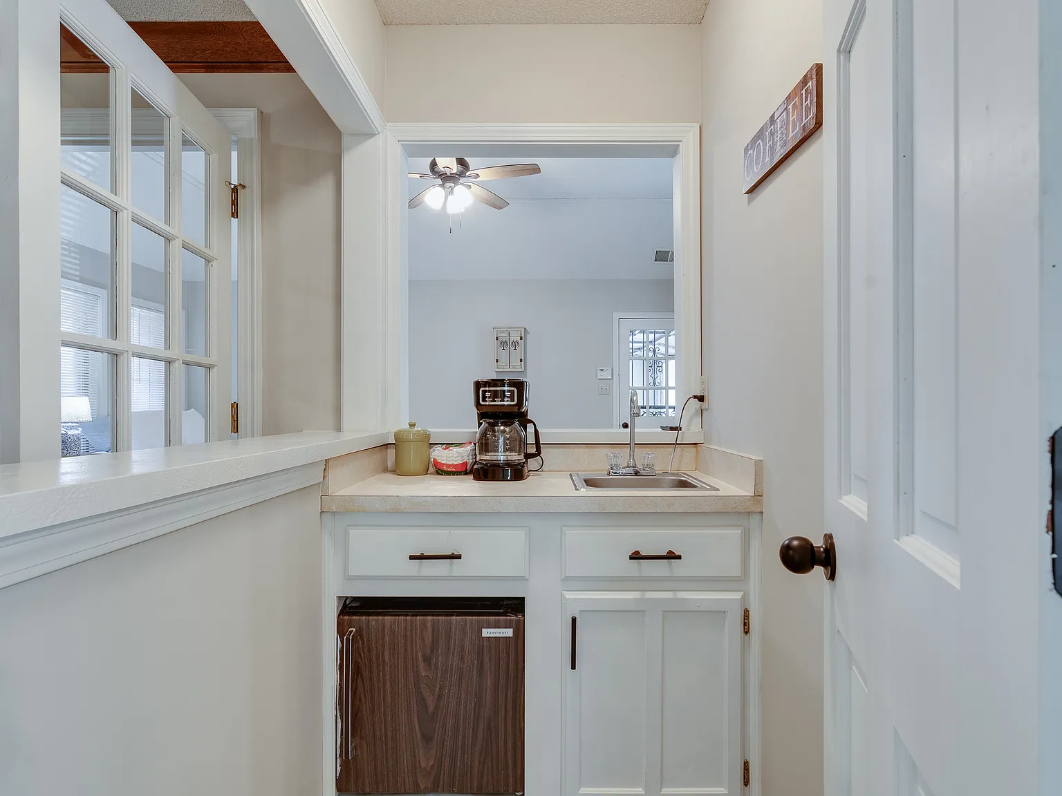 4 bed, 2275 sqft, $4,500 — Photo 2