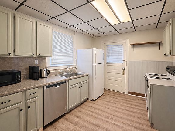 3rd image of 930 Dewey Ave