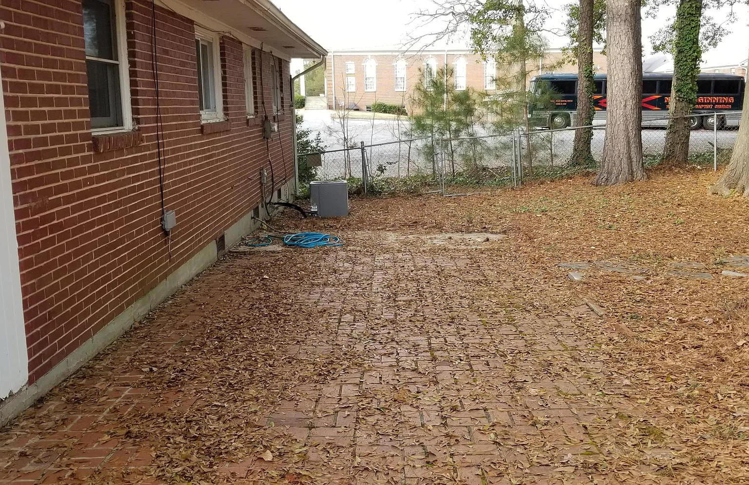 3 bed, 960 sqft, $1,900 — Photo 2