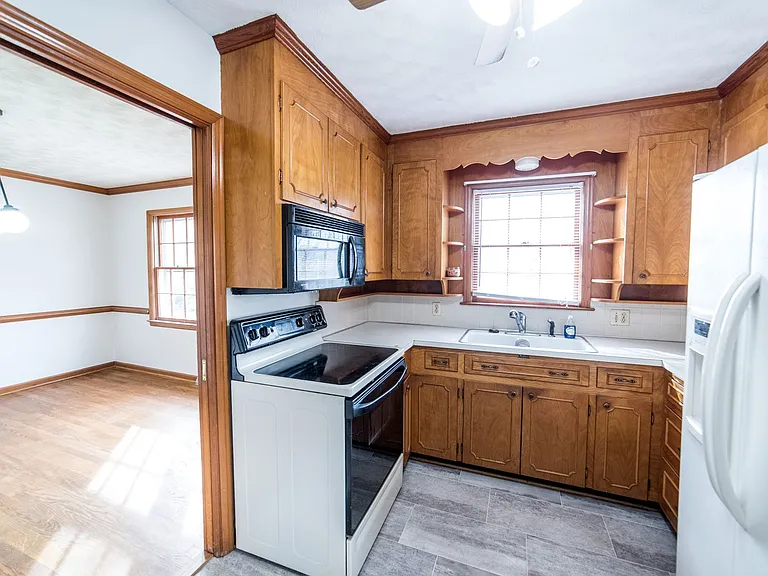 913 Sandusky Dr — Photo 2
