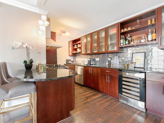4th image of 137 E 36th St #15D