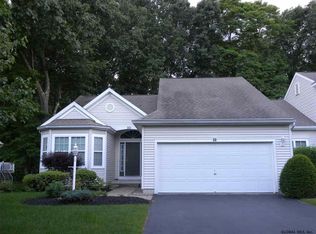 22 Grooms Pointe Dr, Clifton Park, NY 12065