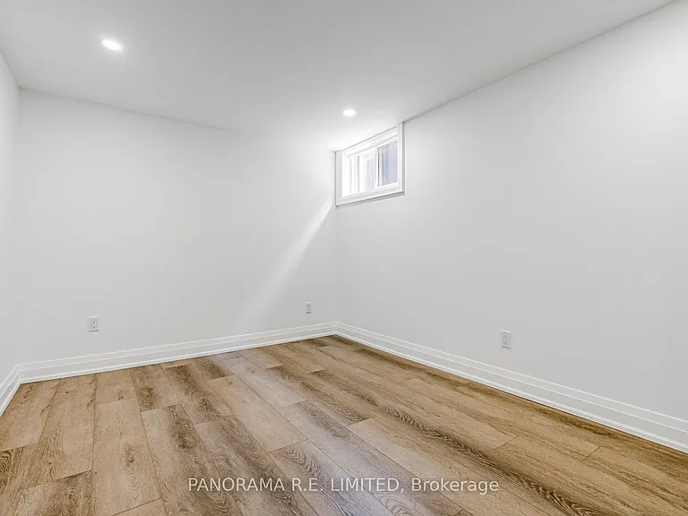 674 Netherton Cres #LOWER — Photo 13