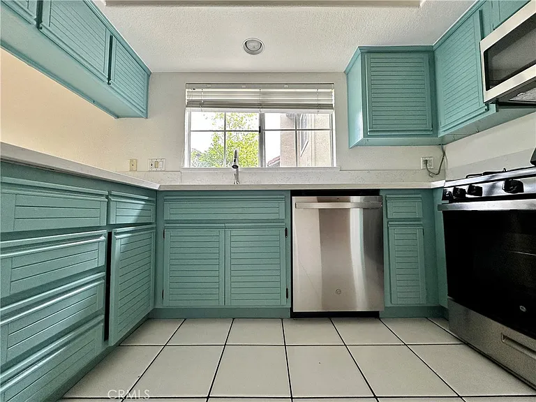 541 S Glenhurst Dr — Photo 4