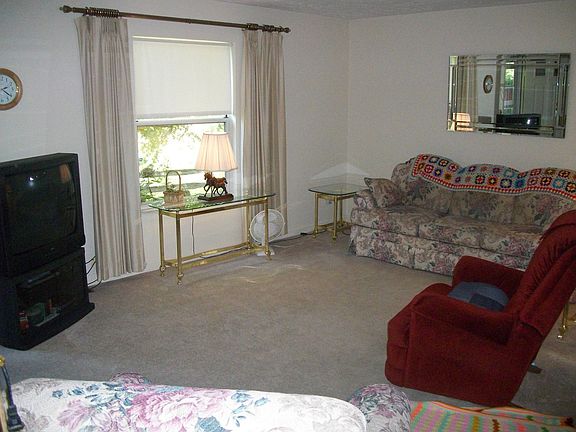 Living Room (13'x17')