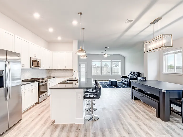 100 Patrick Herndon Dr — Photo 3