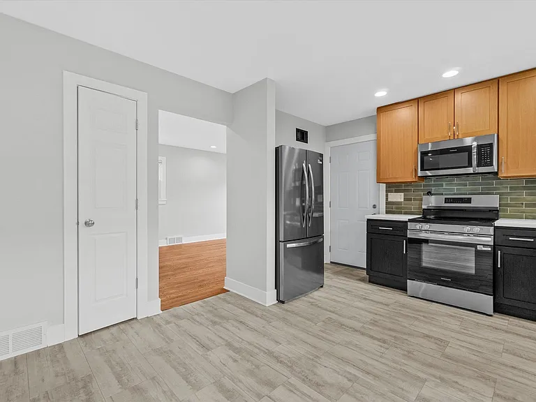 7029 W Hampton Ave — Photo 5
