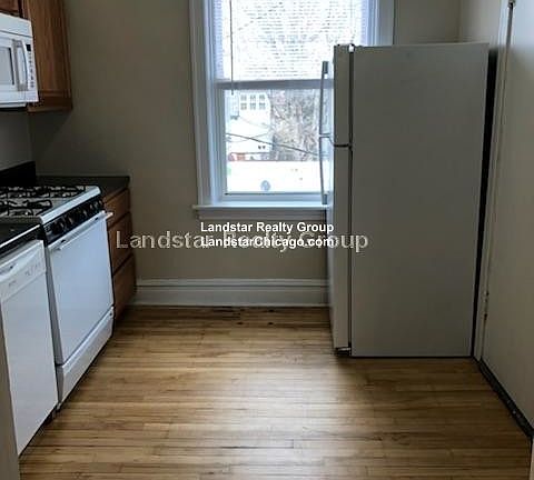 4th image of 2954 W Belle Plaine Ave #1
