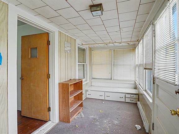 3rd image of 1424 Douglas Ave