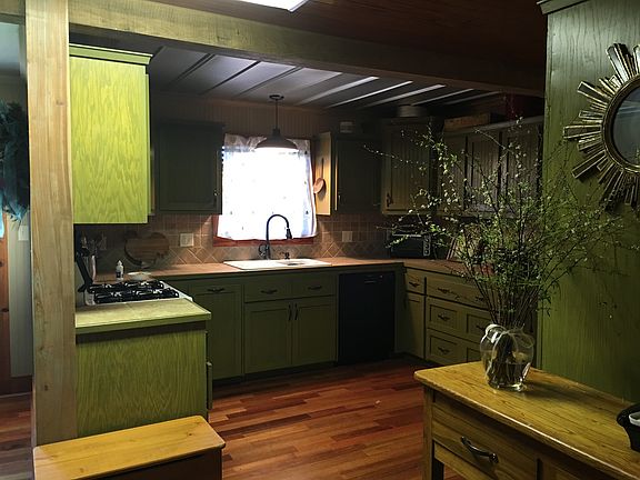 Kit. w/ custom oak cabinets