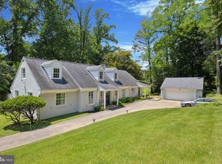 215 Lynnebrook Ln, Philadelphia, PA 19118