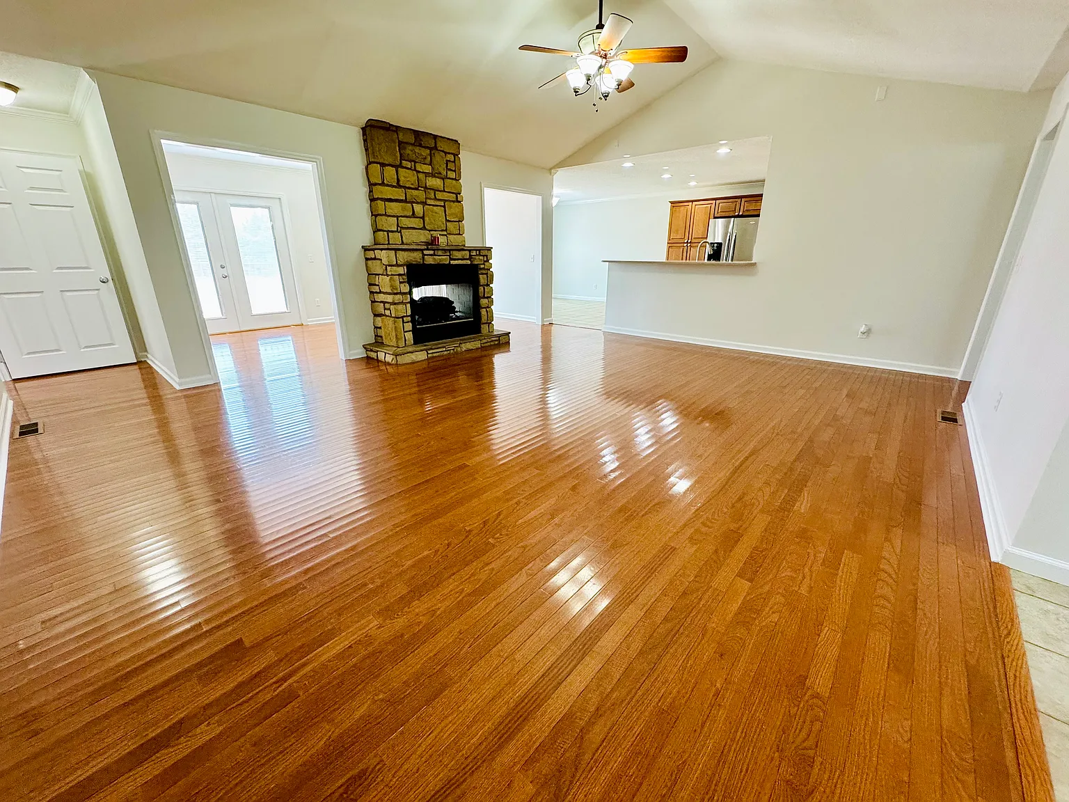 4 bed, 2049 sqft, $2,800 — Photo 3