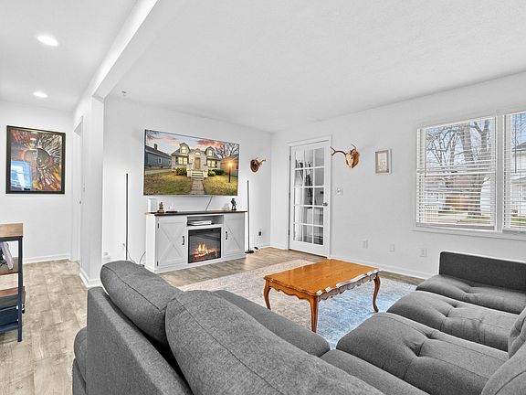 4th image of 2211 Harding Ave