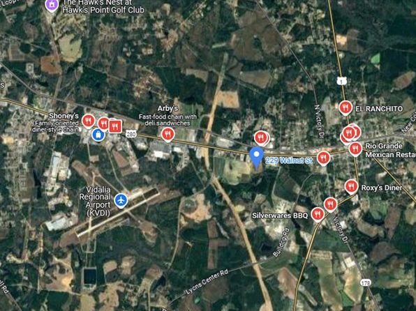 229 Walnut St, Lyons, GA 30436
