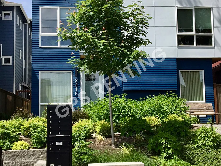 221 24th Ave E #D — Photo 1