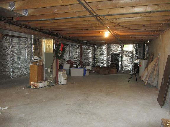 1210 sq ft Basement