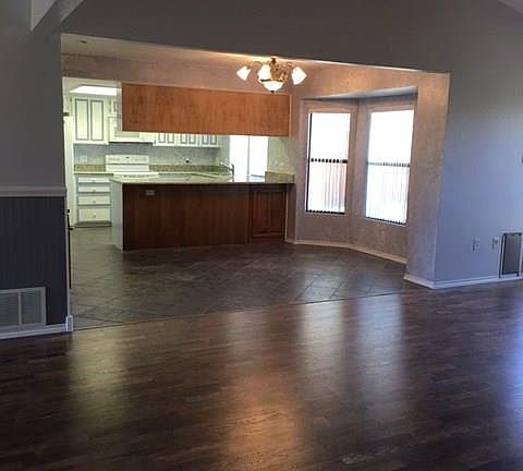5th image of 923 Flagstone Dr