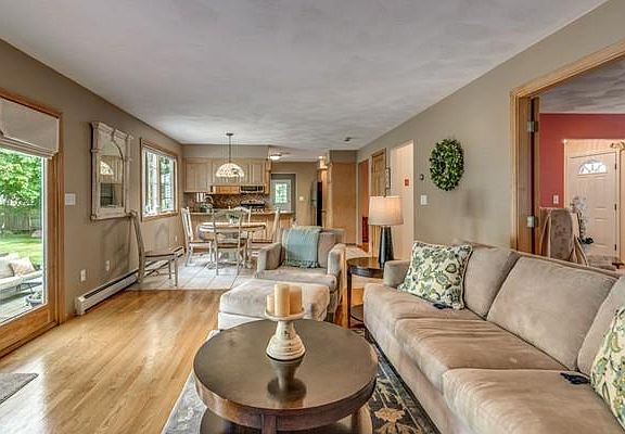 4th image of 19 Winnegance Ave