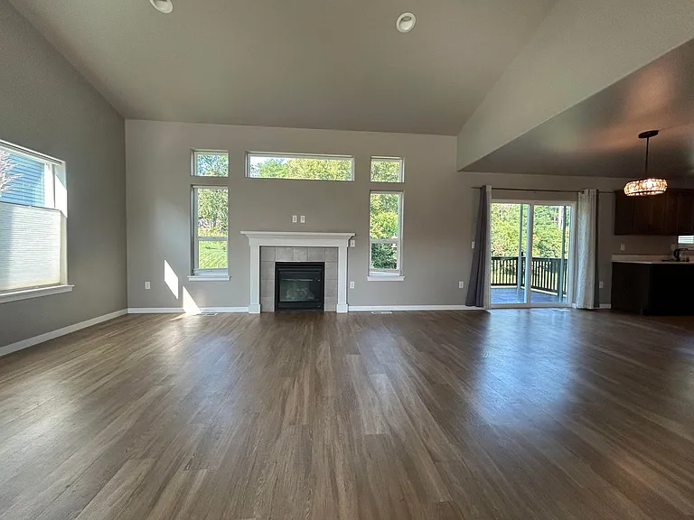 253 Lindemann Dr — Photo 4